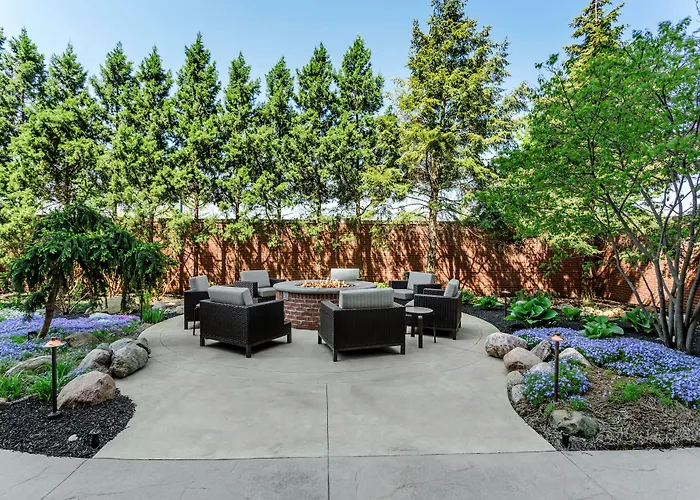 Courtyard Easton 3*