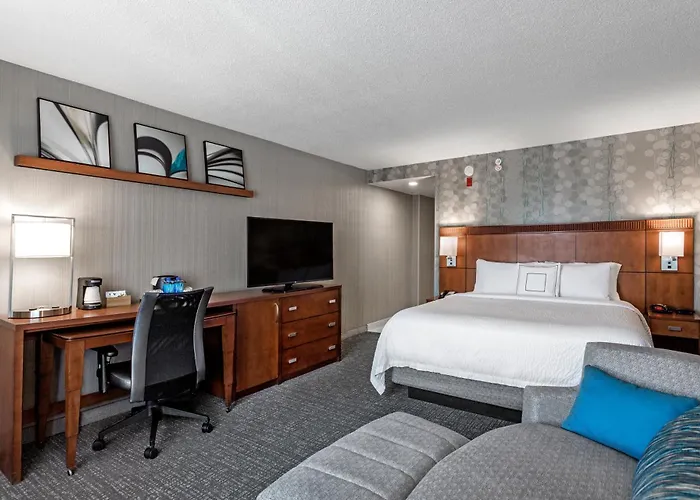 Courtyard Easton Hotel 3*