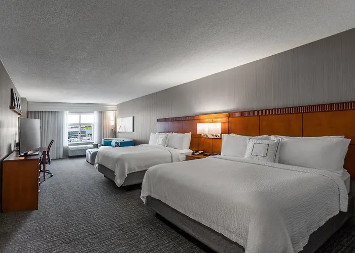 Courtyard Easton 3*