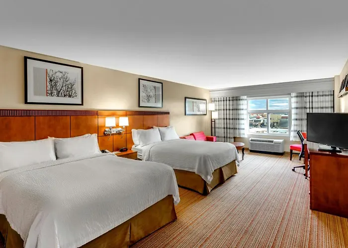 Courtyard Easton 3*